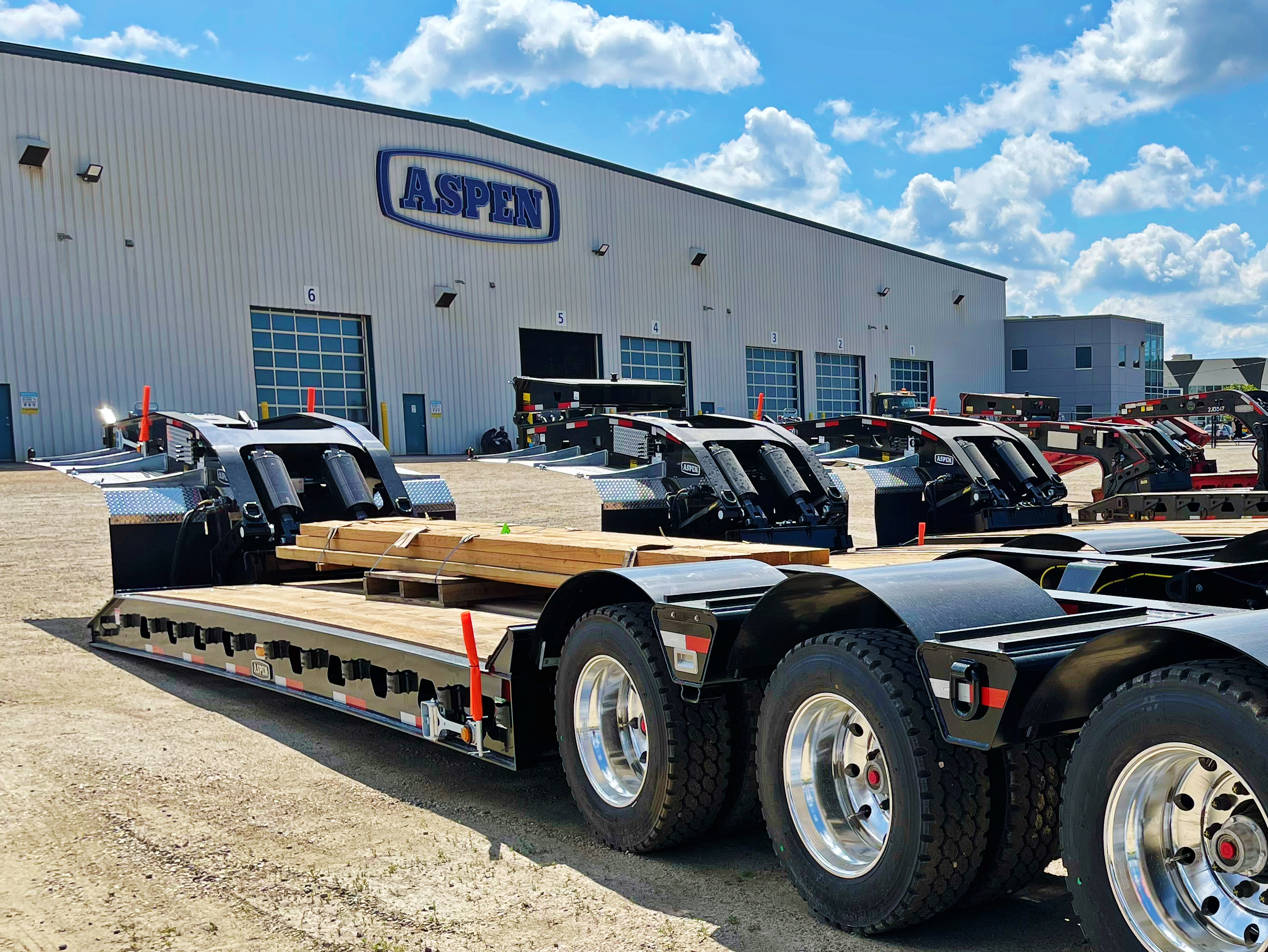 55 Ton Triaxle IRONHORSE - image 3 of 6