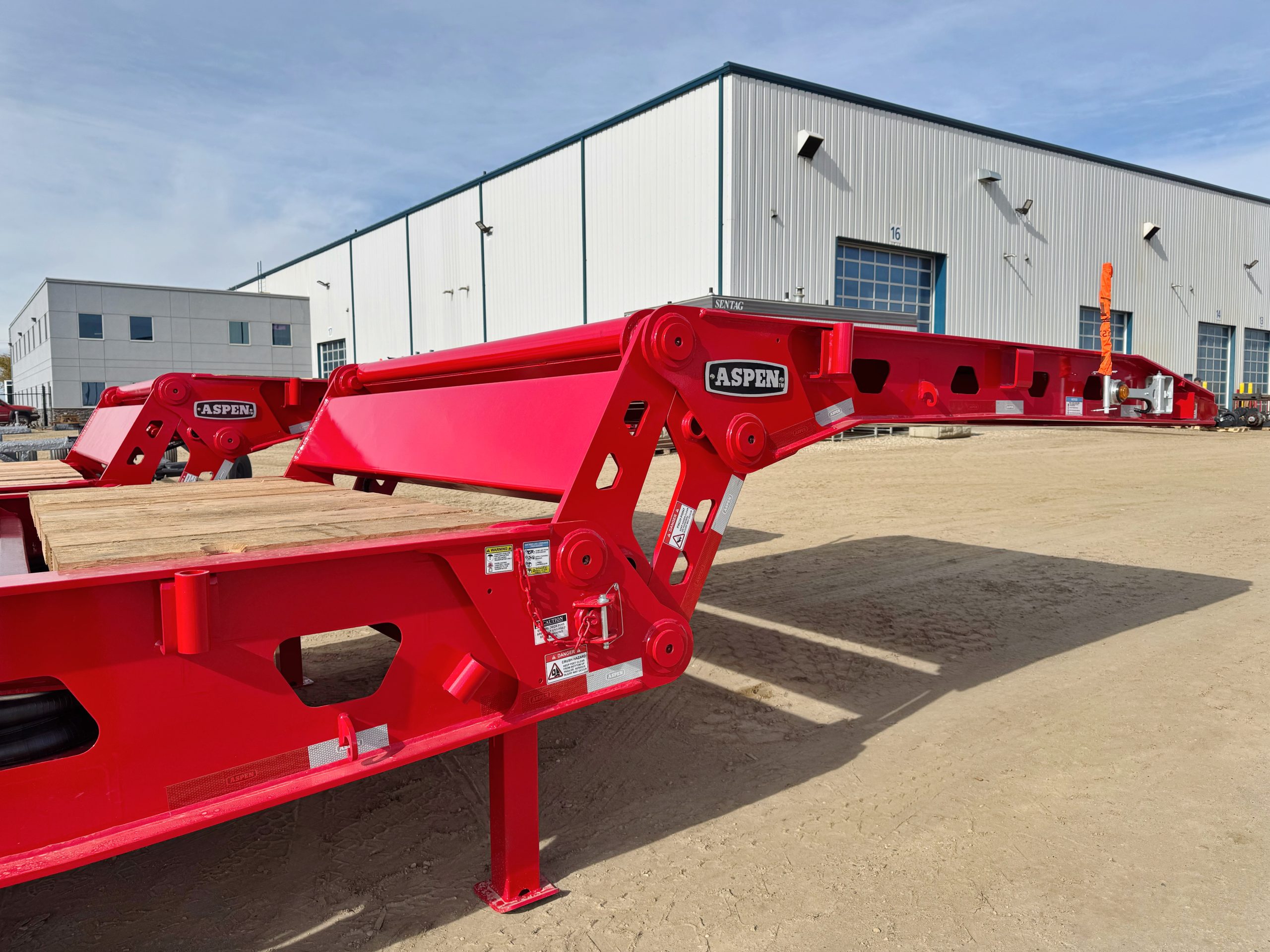 40 Ton Triaxle Folding Gooseneck Trailer - image 1 of 4